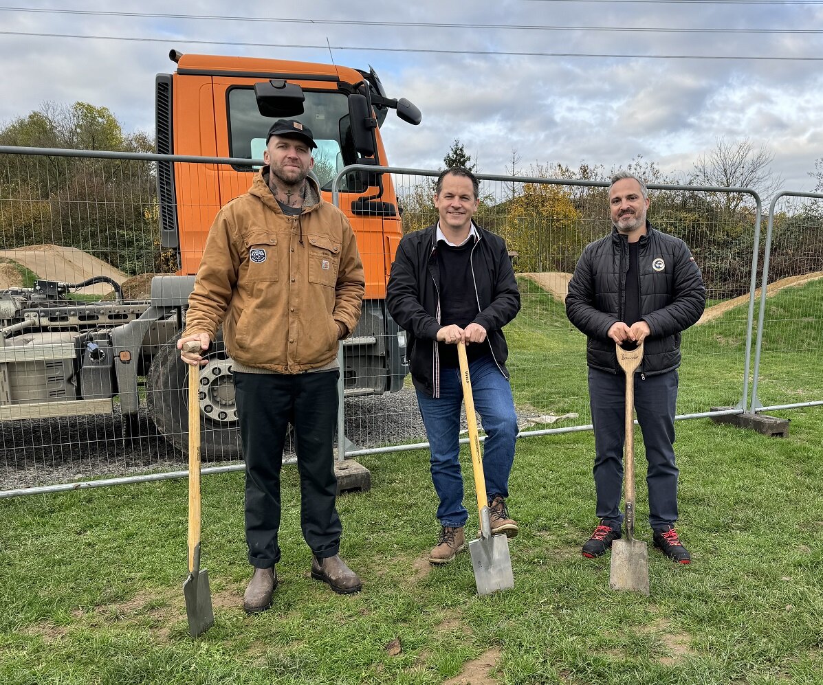 Bürgermeister Keppeler nahm gemeinsam mit Hannes Nockel (l.) und Tobias Zwickler (r.) den symbolischen ersten Spatenstich vor.