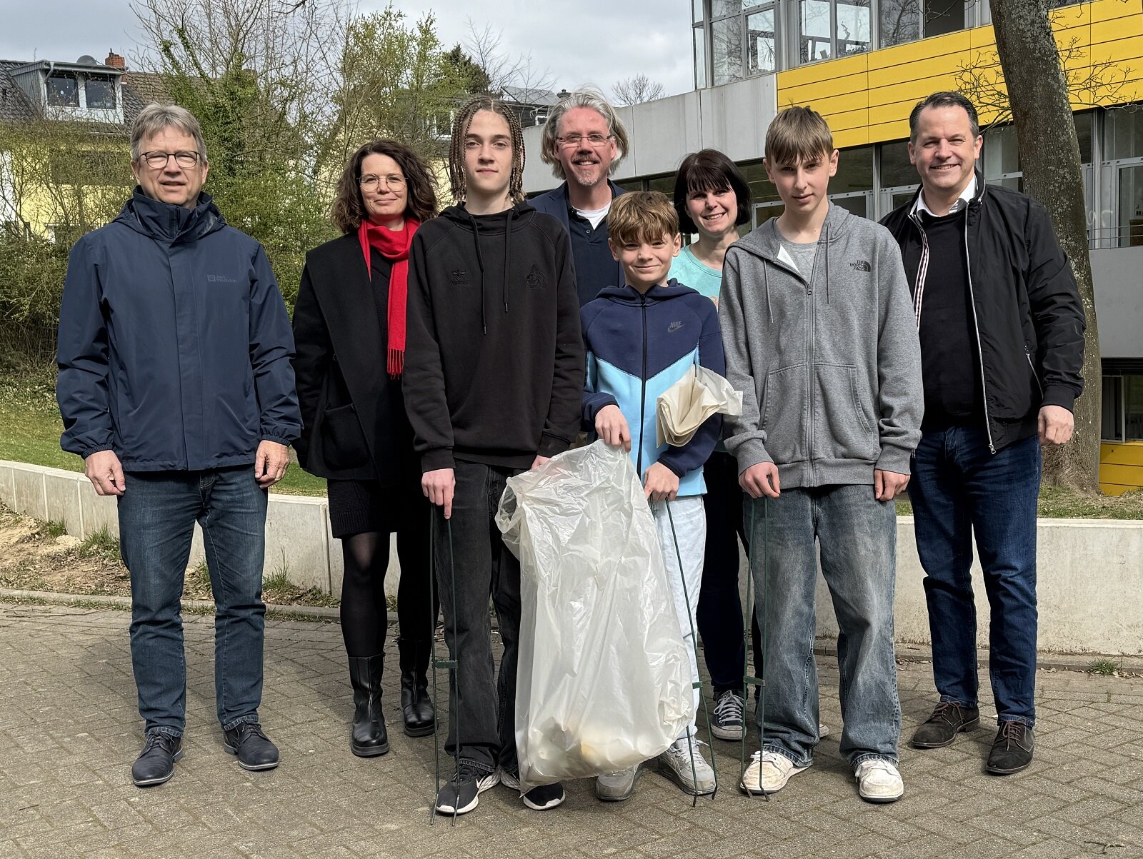 Bürgermeister Frank Keppeler dankte den Schülern Emil Wüstefeld, Jonas Zimmermann und Oskar Jöck (1. Reihe, v.l.n.r.) für ihren Einsatz. Mit dabei waren David Gerhards, Leiter des Amtes für kommunale Dienste, Gebühren und Beiträge der Stadt Pulheim, Johanna Seigerschmidt, Didaktische Leiterin der Gesamtschule Pulheim, Schulleiter Christoph Loebermann sowie die Klassen- und betreuende Fachlehrerin Kathryn Neynes (2. Reihe, v.l.n.r.).
