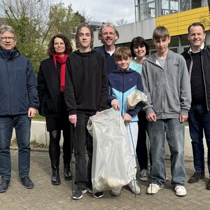 Bürgermeister Frank Keppeler dankte den Schülern Emil Wüstefeld, Jonas Zimmermann und Oskar Jöck (1. Reihe, v.l.n.r.) für ihren Einsatz. Mit dabei waren David Gerhards, Leiter des Amtes für kommunale Dienste, Gebühren und Beiträge der Stadt Pulheim, Johanna Seigerschmidt, Didaktische Leiterin der Gesamtschule Pulheim, Schulleiter Christoph Loebermann sowie die Klassen- und betreuende Fachlehrerin Kathryn Neynes (2. Reihe, v.l.n.r.).