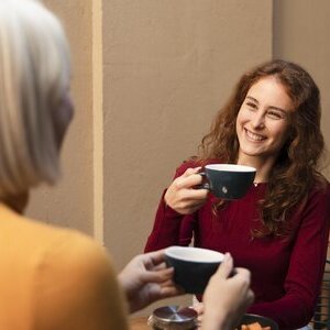 Zwei Frauen trinken gemeinsam Kaffee