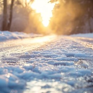Eine glatte Stra&szlig;e mit Schnee und Eis.