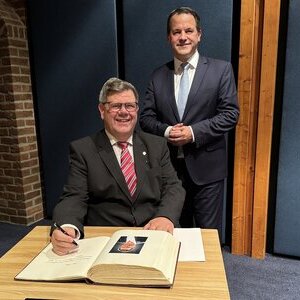 Ortsvorsteher Josef Klaes ist mit der Ehrennadel ausgezeichnet worden und trug sich im Beisein von Bürgermeister Keppeler in das Goldene Buch der Stadt Pulheim ein.