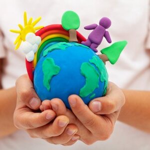 Kinderh&auml;nde mit Weltkugel aus Knete