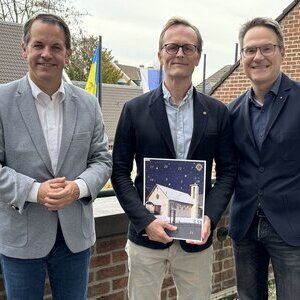 Dr. Philipp von Grünberg und Stefan Thoben, die Präsidenten des Lions-Clubs Pulheim, im Gespräch mit Bürgermeister Keppeler.