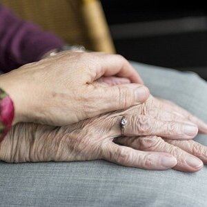 Hände älterer Menschen