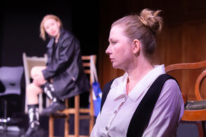 Ellen Babic von Marius von Mayenburg an den Hamburger Kammerspie - Bo Lahola Ellen Babic von Marius von Mayenburg an den Hamburger Kammerspie