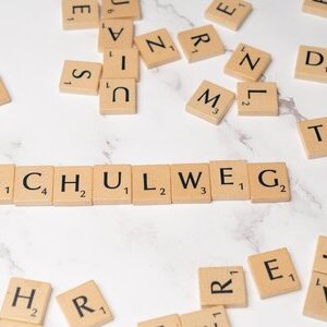 Schulweg mit Scrabble-Spielsteinen zusammengesetzt