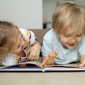 Kinder lesen ein Bilderbuch