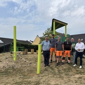 Bürgermeister Keppeler gab gemeinsam mit Ortsvorsteher Josef Klaes und städtischen Mitarbeitern den Spielplatz 