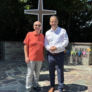 Bürgermeister Frank Keppeler und Walter Lugt (links) vor dem Ehrenmal Dansweiler