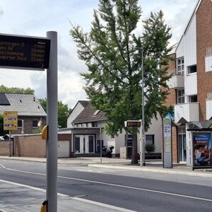 DFI-Anzeiger an der Haltestelle am Rathaus