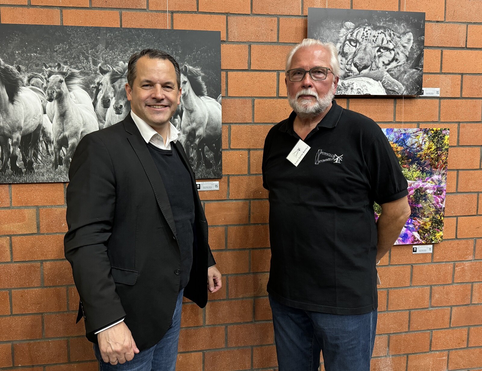 Bürgermeister Frank Keppeler gemeinsam mit Klaus-Dieter Bartels, dem Vorsitzenden des Fotoclubs Stommeln 73