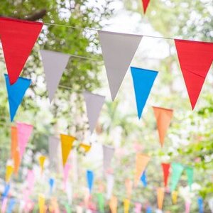 bunte Wimpel auf einem Straßenfest