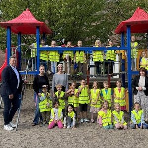 Übergabe der Warnwesten an die i-Dötzchen der KGS 