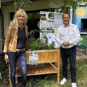 B&uuml;rgermeister Frank Keppeler mit Dr. Regina K&uuml;nzler, Leiterin des &bdquo;Zahnrades&ldquo;