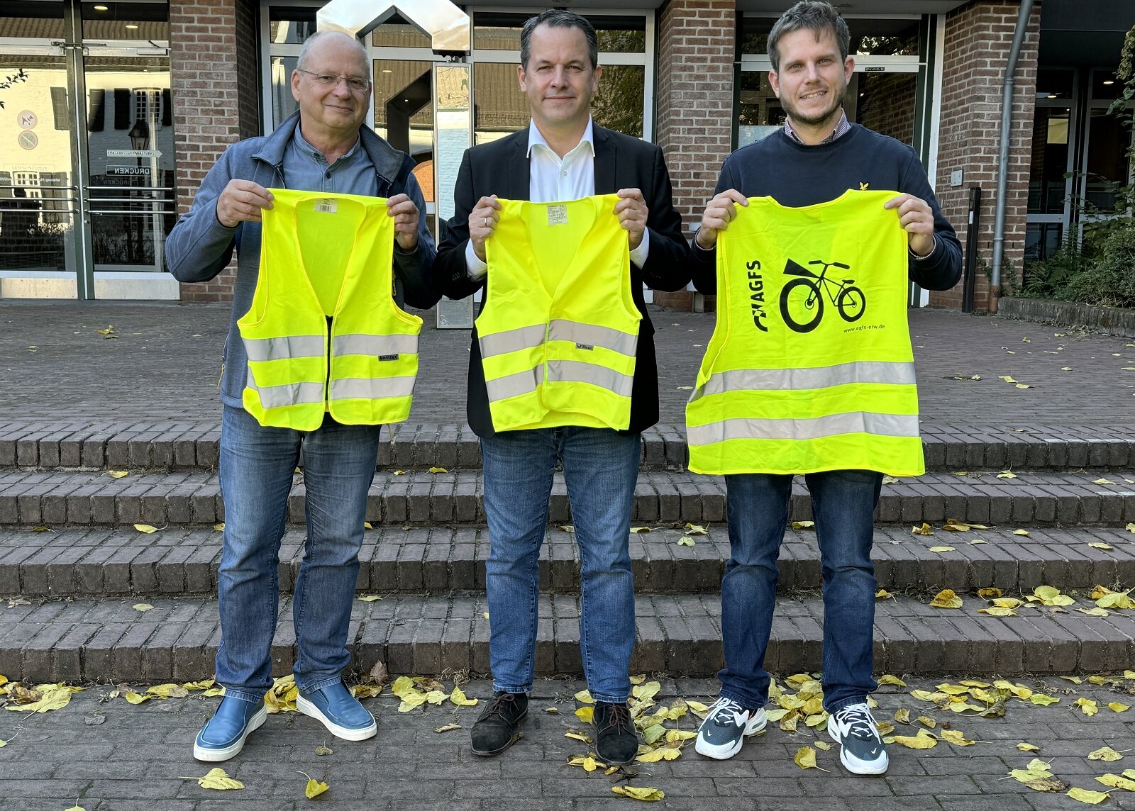 Warnwestenausgabe im Rathaus