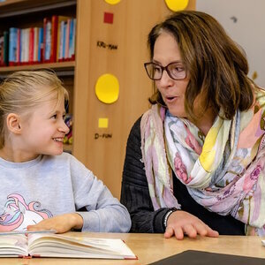 Lesementorin mit Sch&uuml;lerin