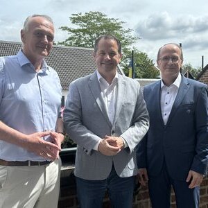 Hans Jörg Depel, Bürgermeister Frank Keppeler und Thomas Tewes (v.l.n.r.) rufen zur Teilnahme an der Online-Umfrage zum Mietspiegel auf.