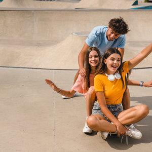 Jugendliche auf einem Skateboard