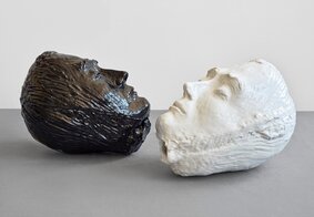 Black and white (Father), 2020, Keramik, glasiert - Stefan Hofstettler, VG Bildkunst Black and white (Father), 2020, Keramik, glasiert