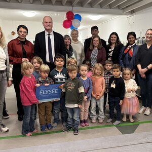Ministerin Josefine Paul überreichte Dagmar Alt (2.v.l.), Leiterin der städtischen Kindertagesstätte „Villa Kunterbunt“, und ihrem Team im Beisein des französischen Generalkonsuls Dr. Etienne Sur (4.v.l.), der ersten stellvertretenden Bürgermeisterin Elisabeth Rehmann (6.v.l.), Michael Kahsnitz (6.v.r.), dem Vorsitzenden des Jugendhilfeausschusses, Dezernentin Nina Löbbert (4.v.r.) sowie des Elternbeiratsvorsitzenden Simon George (1.v.l.) die offizielle Plakette.