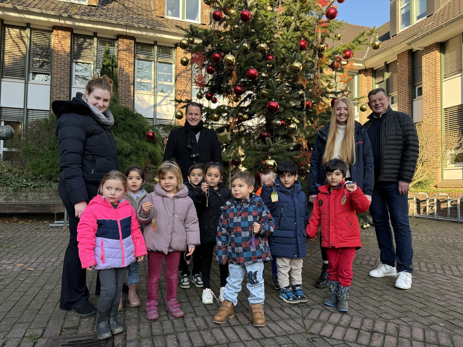 Weihnachtsbaum im Rathausinnenhof mit gebasteltem Schmuck aus der Johanniter-Kindertageseinrichtung Pulheim