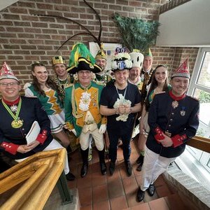 Bürgermeister Keppeler hat an Weiberfastnacht die Macht an die Jecken abgegeben.