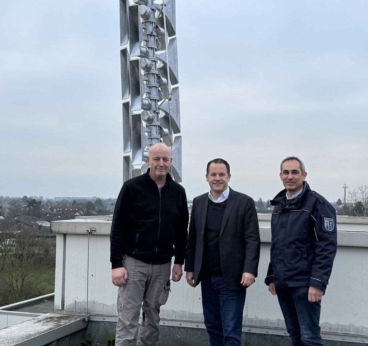 Bürgermeister Frank Keppeler mit Paul-Josef Kremer (r.), Stabsstelle Katastrophen- und Bevölkerungsschutz, und Schulhausmeister Frank Rehbein (l.)