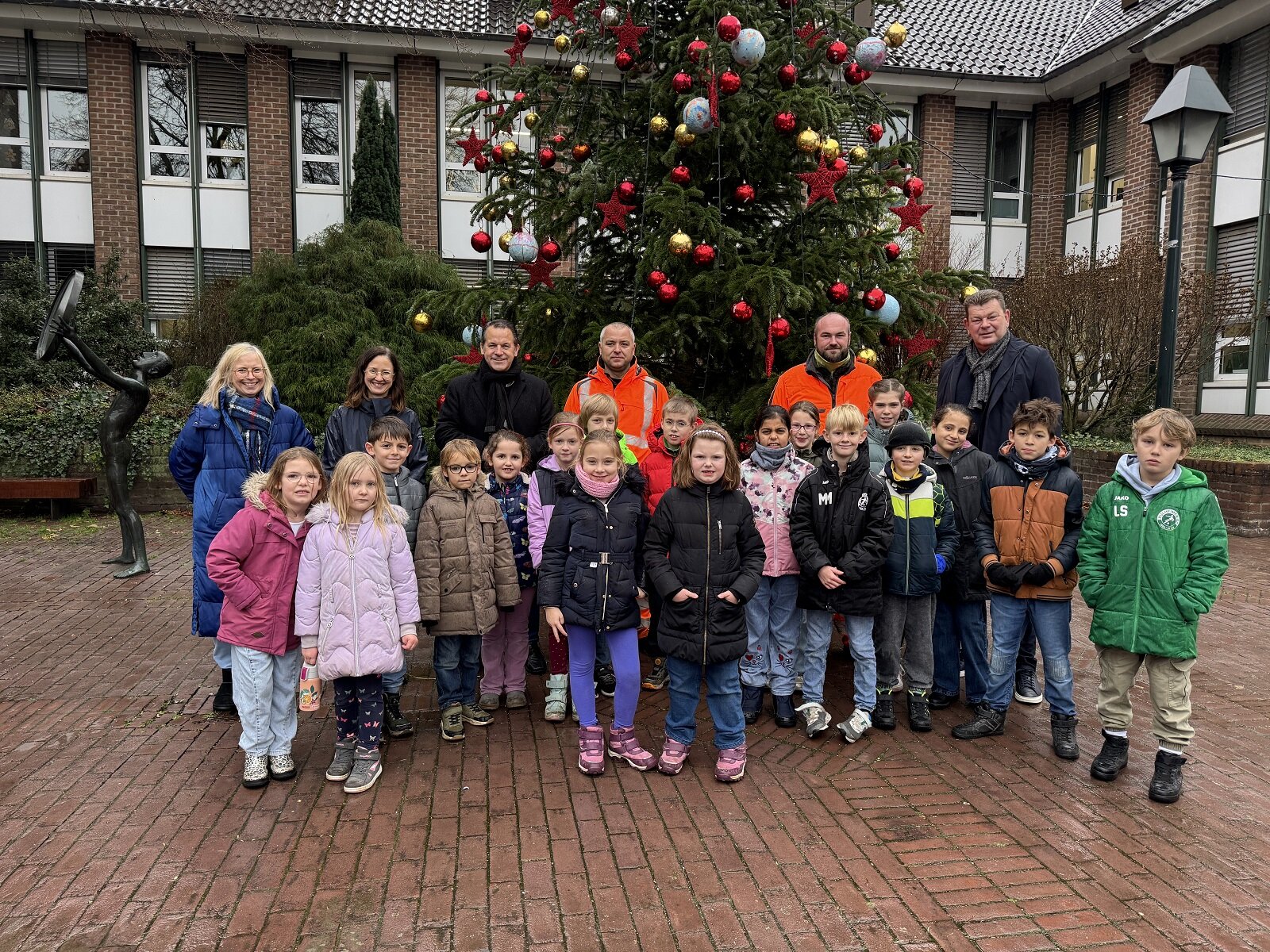 Weihnachtsschmuck von Kindern der KGS Kopfbuche Pulheim 2025