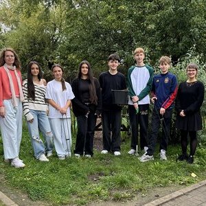 Müllsammelaktion im Abteipark Brauweiler der Gesamtschule Pulheim