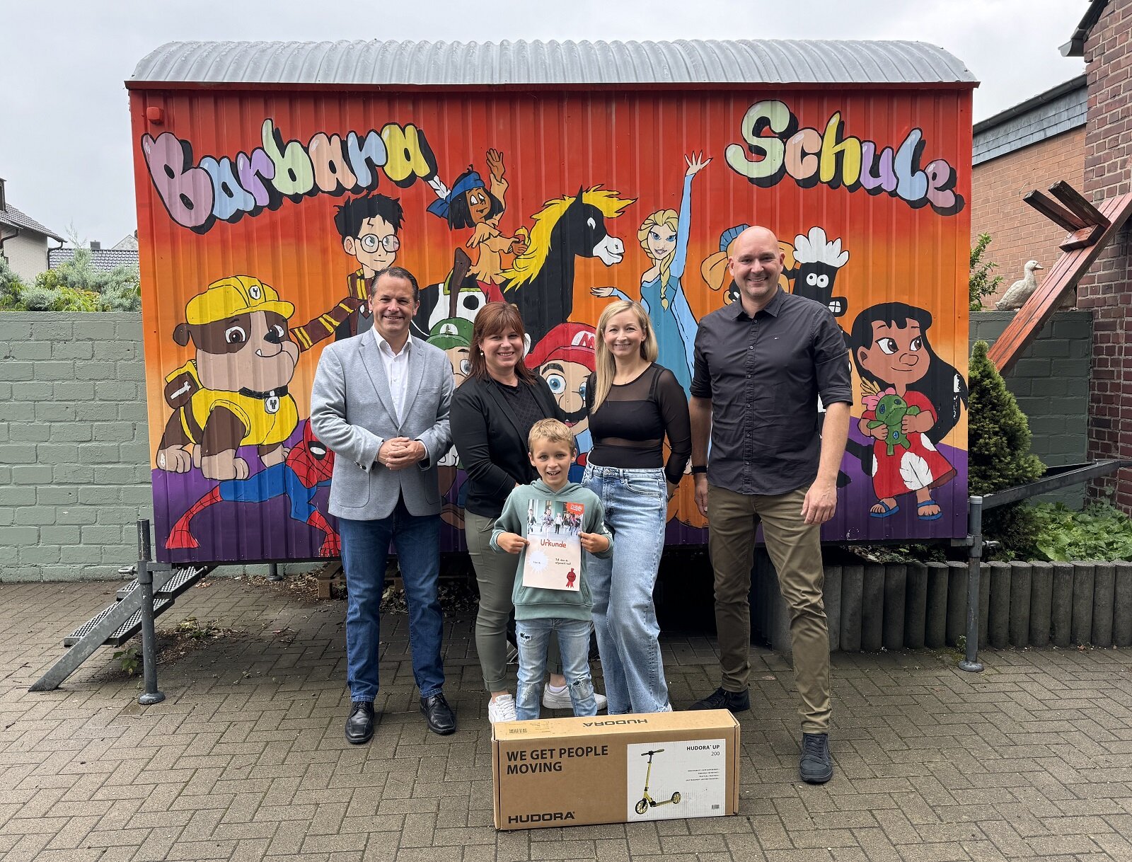 Bürgermeister Frank Keppeler bei der Gewinnübergabe an der Barbaraschule