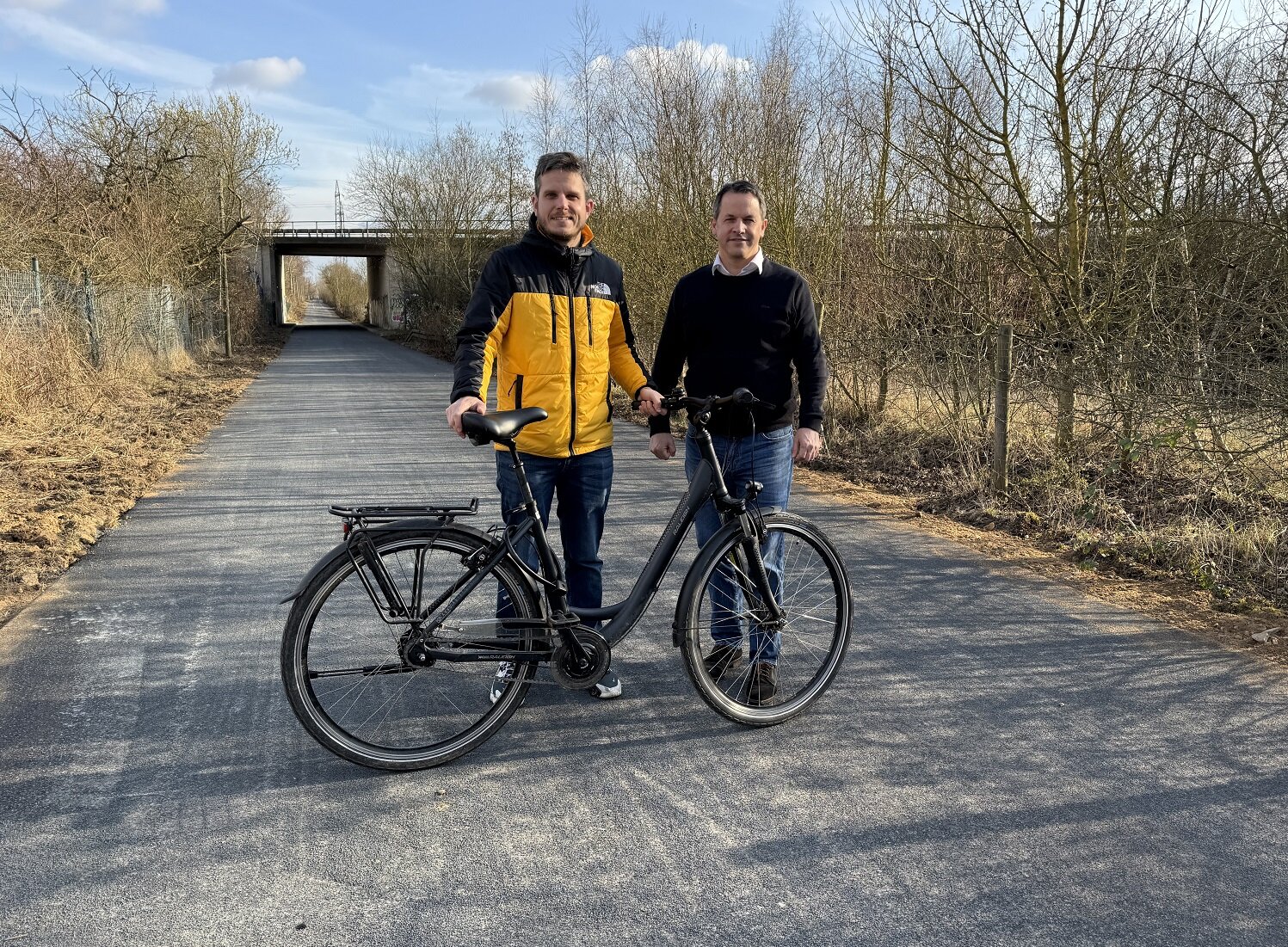 Bürgermeister Keppeler besichtigte gemeinsam mit Mobilitätsmanager Thomas Bette den asphaltierten Wirtschaftsweg.
