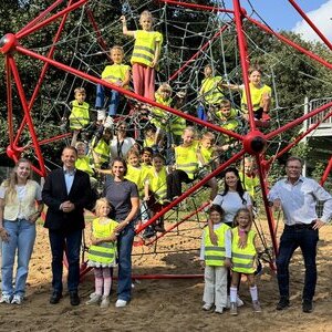 Bürgermeister Frank Keppeler übergab mit Christian Metze, Geschäftsführer der Stadtwerke (1.v.r.) die Warnwesten an die Kinder der Eisbären-Klasse gemeinsam mit ihren Lehrerinnen und Betreuerinnen Leni Pinter, Ina Beckers, Yasmin Deckers und Simone Burek (v.l.n.r.).