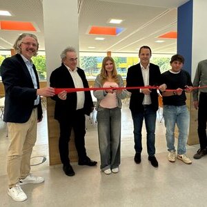 Bürgermeister Keppeler übergibt symbolisch gemeinsam mit Schulleitung, Architekt sowie Schülersprechern den Anbau der Mensa an das Schulzentrum Brauweiler.