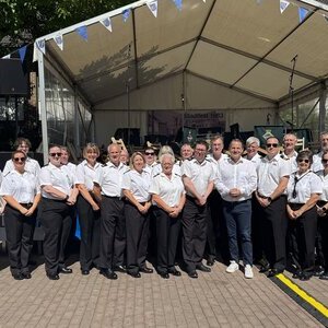 Bürgermeister Keppeler begrüßte die Marchingband The Royal Naval Volunteer Band of HSM Collingwood aus der Pulheimer Partnerstadt Fareham.