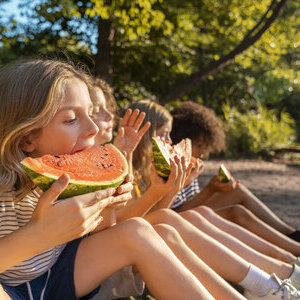 Kinder essen Wassermelone