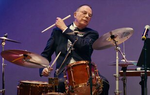 PETER FLEISCHHAUER (Ltg. und drums)