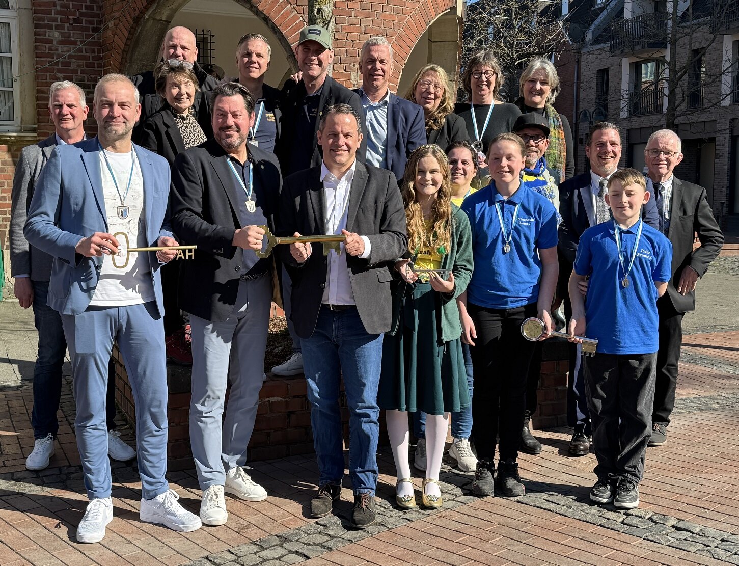 Bürgermeister Keppeler hat von den Tollitäten die Stadtschlüssel zurückerhalten.