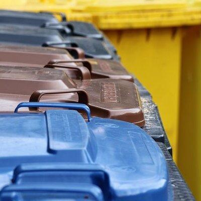 Mülltonnen: Graue, Blaue, Braune und Gelbe Tonne