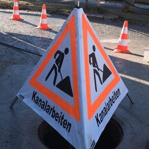 Ein Warnschild mit der Aufschrift Kanalarbeiten