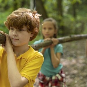 Kinder im Wald
