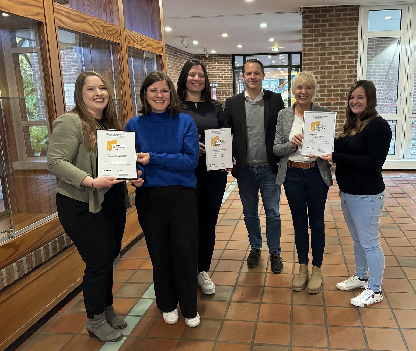 Bürgermeister Frank Keppeler gratulierte Kirstin Feichtinger, Cornelia Guth, Anja Palinsky, Else Maurer und Fenja Wyssada (v.l.n.r.) zur erfolgreichen Re-Zertifizierung.