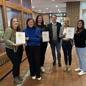 Bürgermeister Frank Keppeler gratulierte Kirstin Feichtinger, Cornelia Guth, Anja Palinsky, Else Maurer und Fenja Wyssada (v.l.n.r.) zur erfolgreichen Re-Zertifizierung.