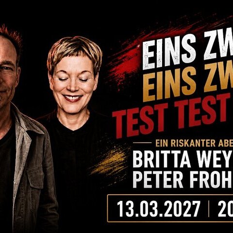 Veranstaltungsplakat: Britta Weyers und Peter Frohleiks vor dunklem Hintergrund, er mit Ukulele, daneben der Schriftzug Eins Zwei, Eins Zwei, Test Test Test!
