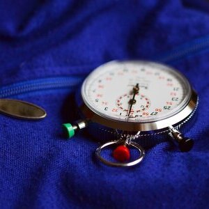 Stoppuhr auf einer Laufjacke - Symbolbild