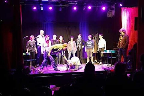 Improvisierende Schauspieler auf der Bühne des Theater im Walzwerk