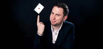 Marcel Wunder bei seiner Tischmagieshow Wunder Hautnah - M.Seypelt (Theater im Walzwerk) Marcel Wunder bei seiner Tischmagieshow Wunder Hautnah