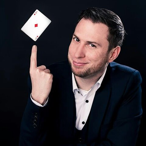 Marcel Wunder bei seiner Tischmagieshow Wunder Hautnah