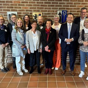 Bürgermeister Frank Keppeler dankte gemeinsam mit Rolf Behrmann, dem Vorsitzenden des Seniorenbeirats (hintere Reihe, Mitte), den Referentinnen sowie dem Vorbereitungsteam des Seniorenfachtags.