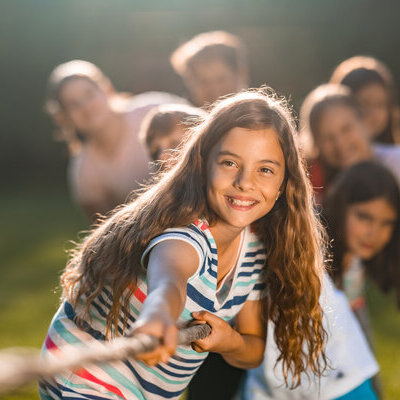 Kinder spielen Tauziehen